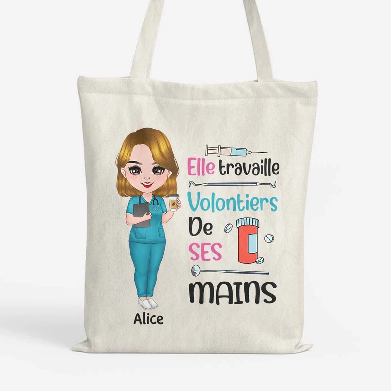 Elle Travaille Volontiers De Ses Mains - Cadeau Personnalisé | Tote Bag Pour Infirmière