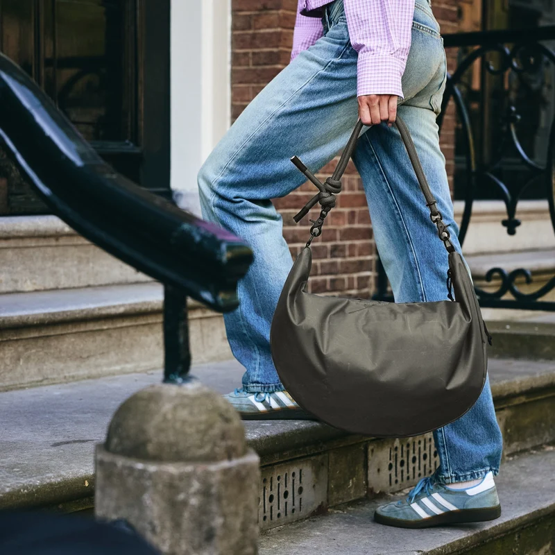 Lea Sling Bag