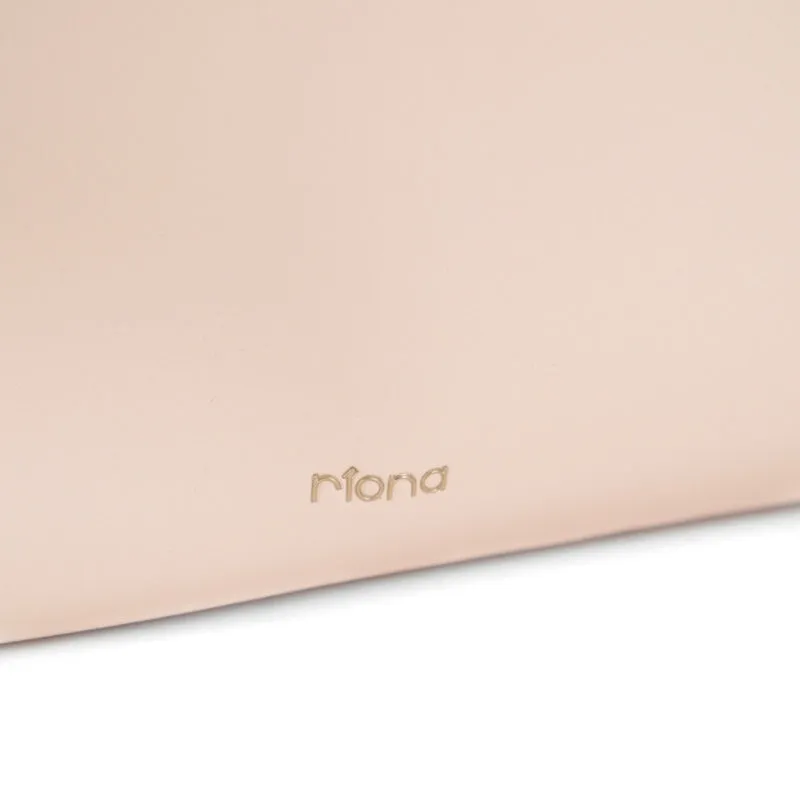 Riona Donna Hobo
