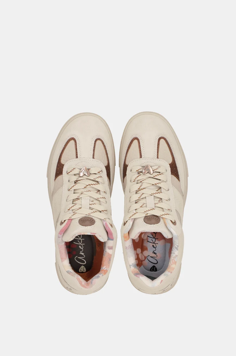 Chaussures de sport blanches avec détails