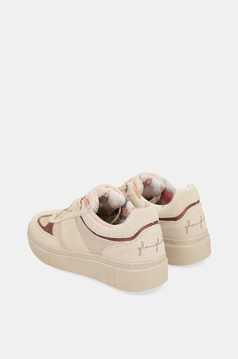 Chaussures de sport blanches avec détails
