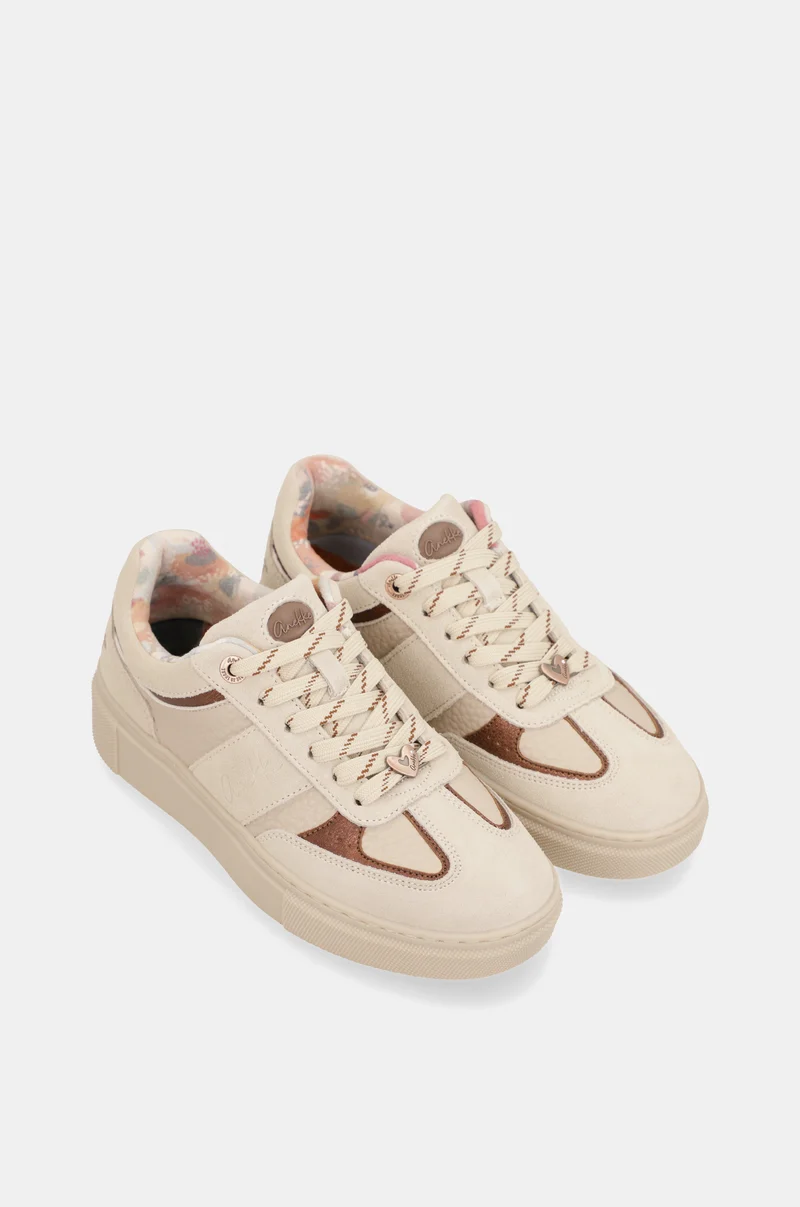 Chaussures de sport blanches avec détails