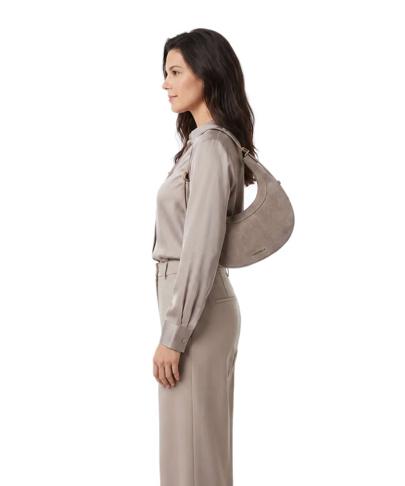 Coccinelle Whisper Suede Sac porté épaule warm taupe