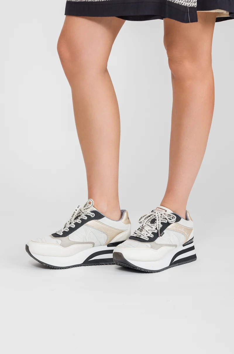 Sneakers blancs avec détails noirs