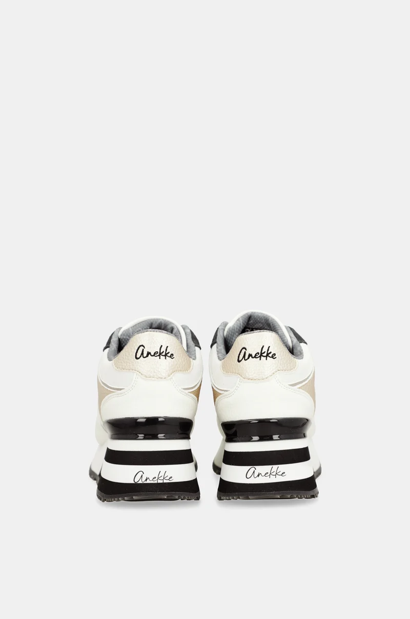 Sneakers blancs avec détails noirs