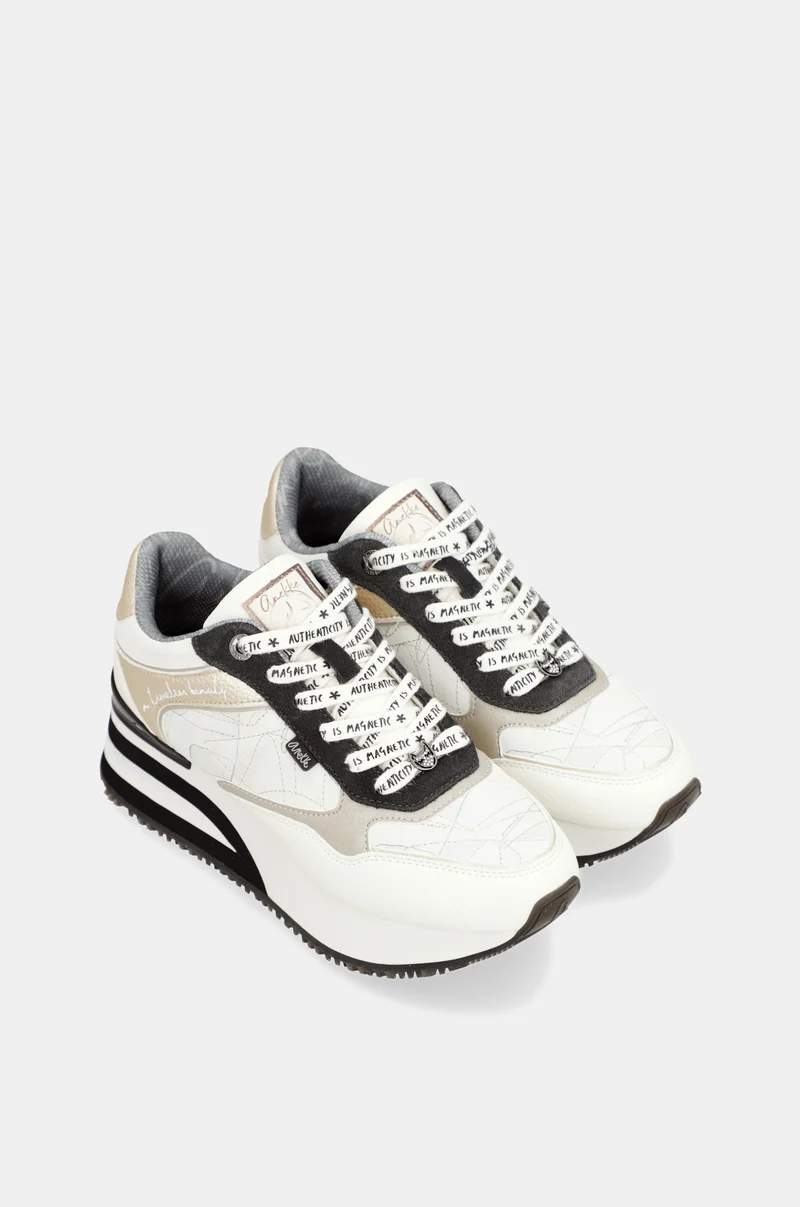 Sneakers blancs avec détails noirs