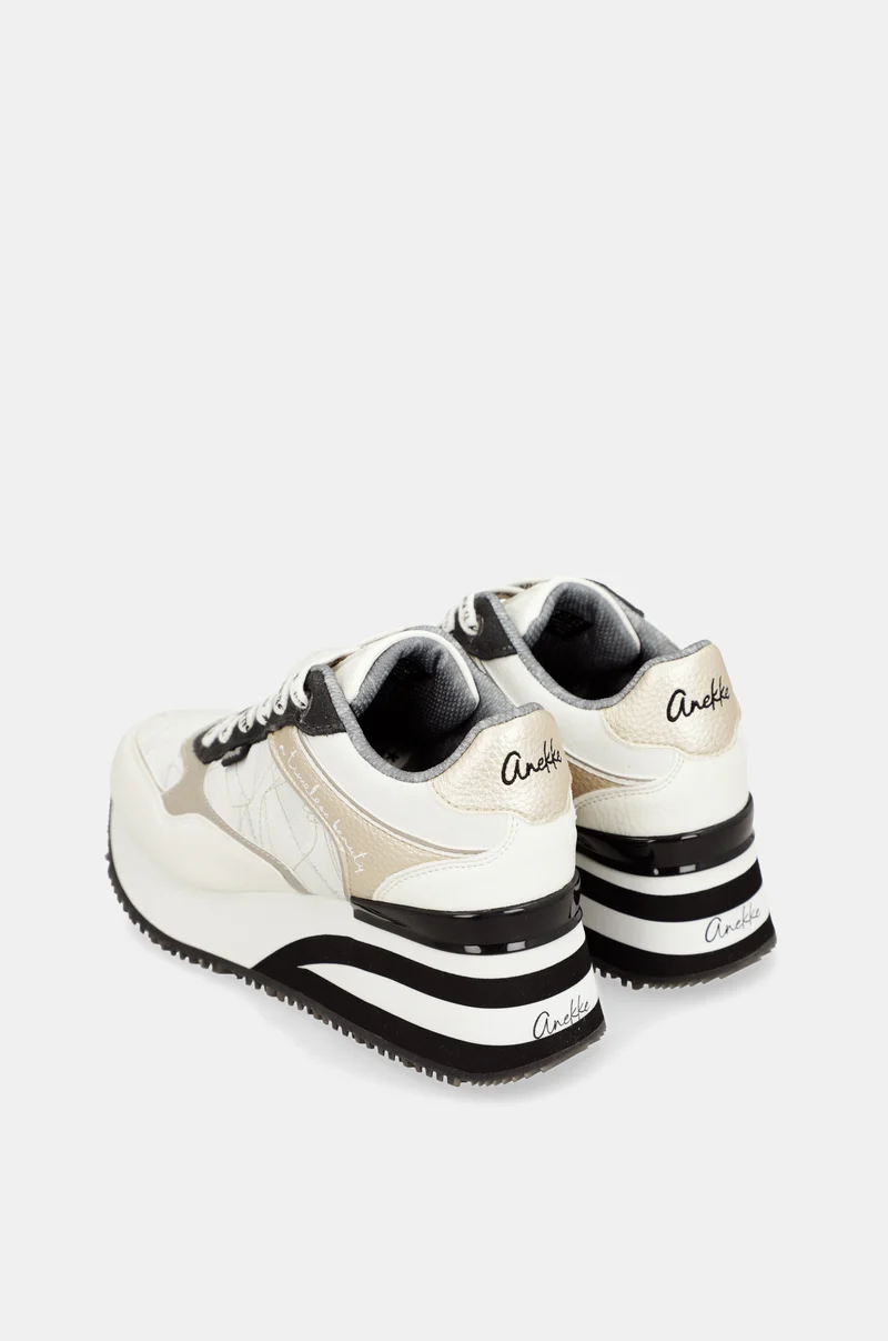 Sneakers blancs avec détails noirs