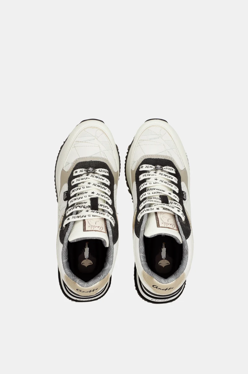 Sneakers blancs avec détails noirs