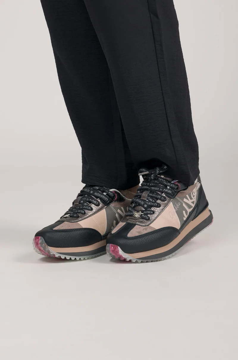 Sneakers noirs et roses